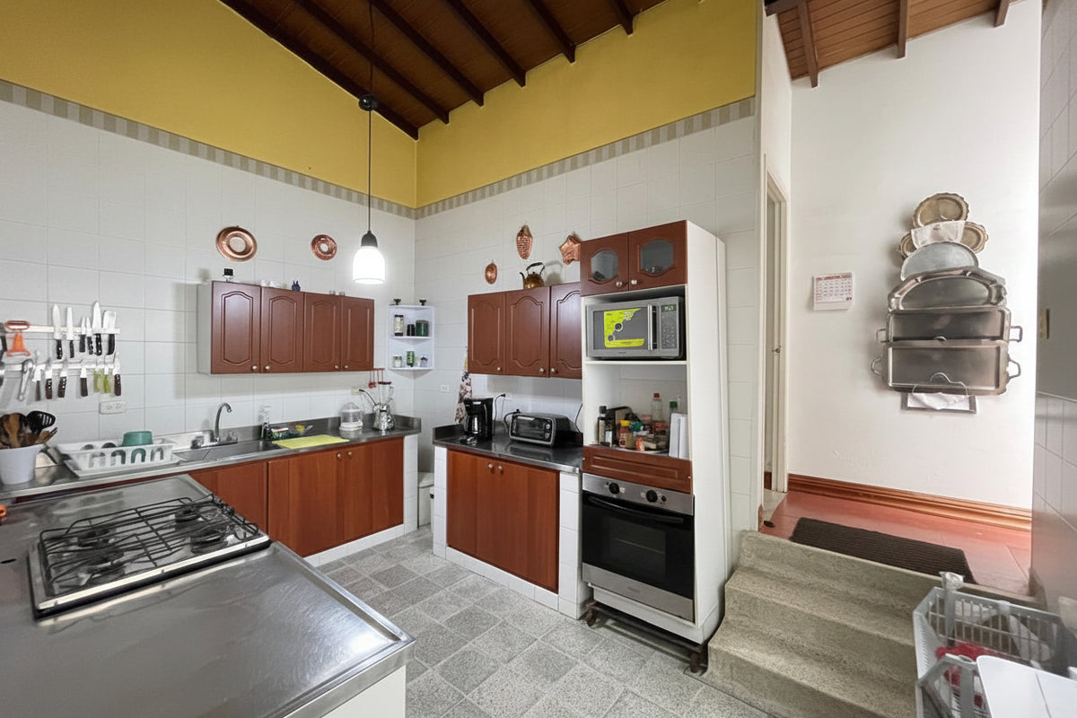 Casa de campo en la ciudad para Remodelar con Gran Lote de 1.155 m² en El Poblado