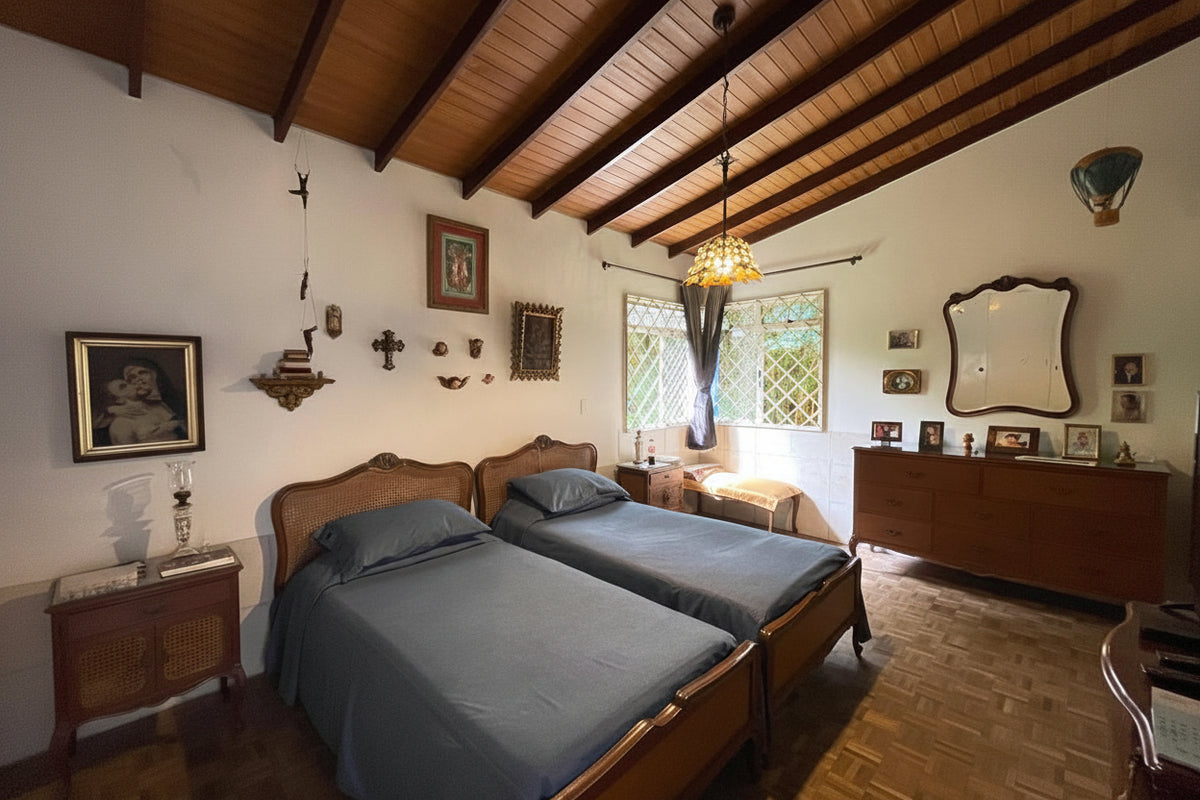 Casa de campo en la ciudad para Remodelar con Gran Lote de 1.155 m² en El Poblado
