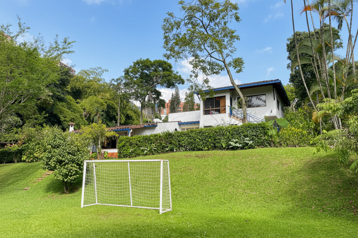 Casa de campo en la ciudad para Remodelar con Gran Lote de 1.155 m² en El Poblado