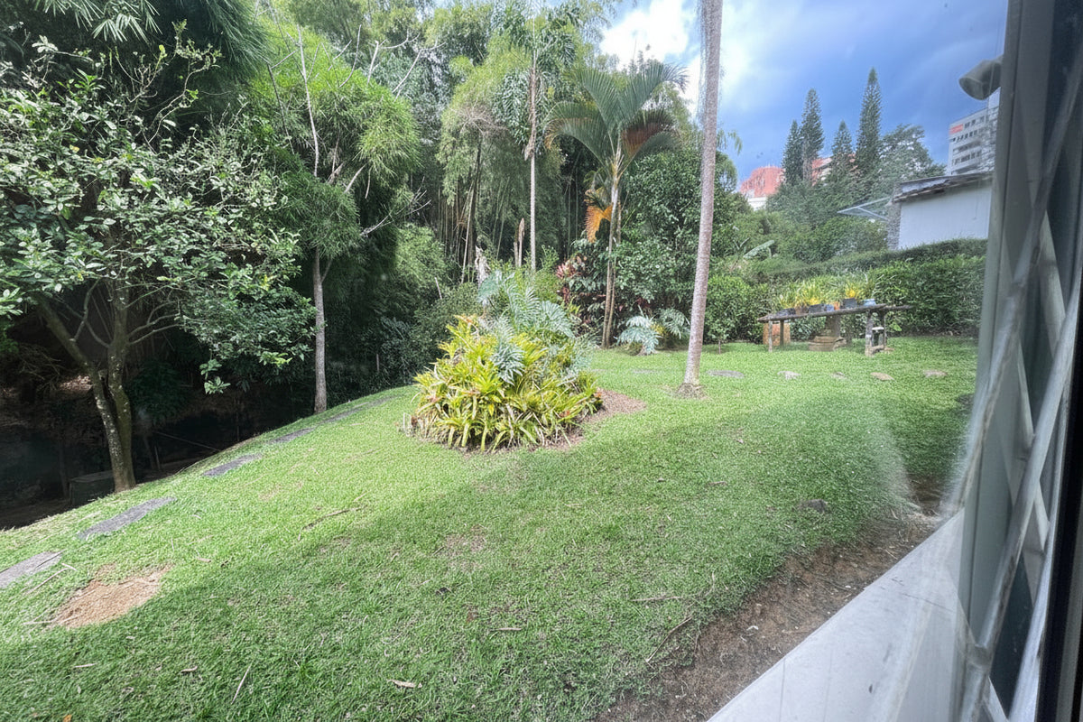 Casa de campo en la ciudad para Remodelar con Gran Lote de 1.155 m² en El Poblado