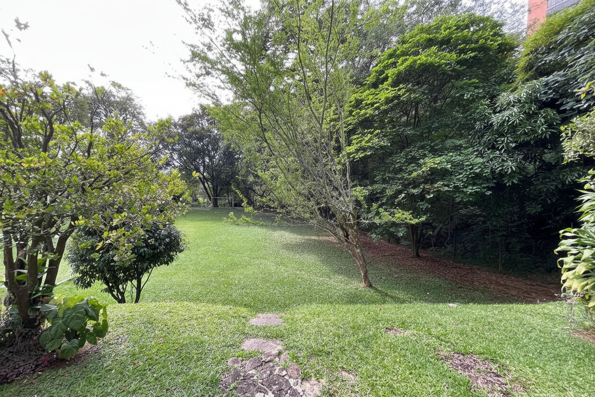 Casa de campo en la ciudad para Remodelar con Gran Lote de 1.155 m² en El Poblado