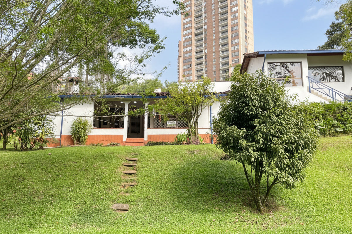 Casa de campo en la ciudad para Remodelar con Gran Lote de 1.155 m² en El Poblado
