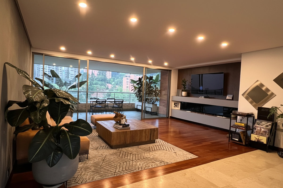 Amplio apartamento de 243 m² en piso alto con vista sector la Calera