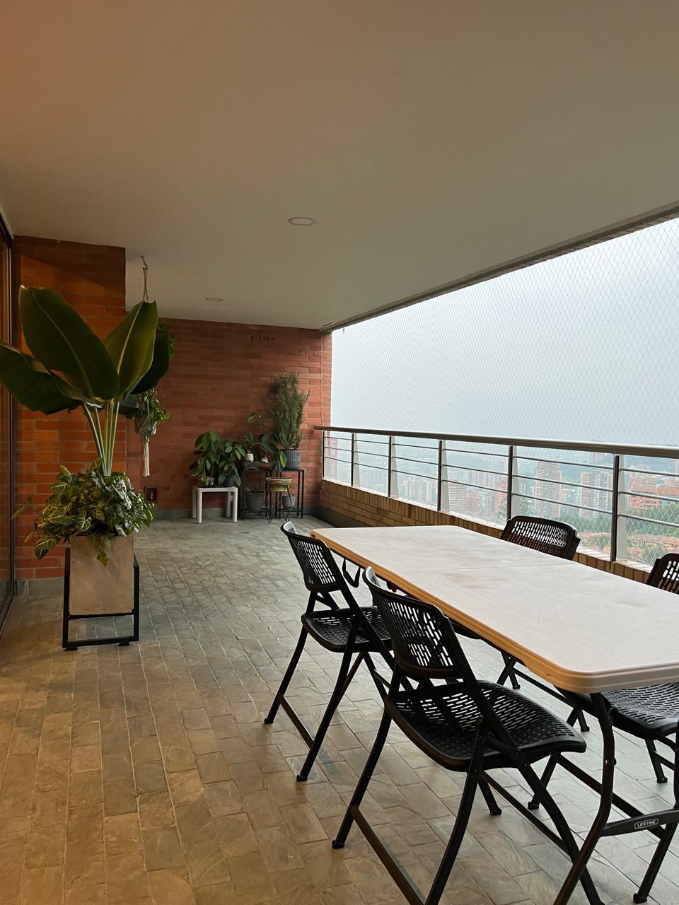 Amplio apartamento de 243 m² en piso alto con vista sector la Calera