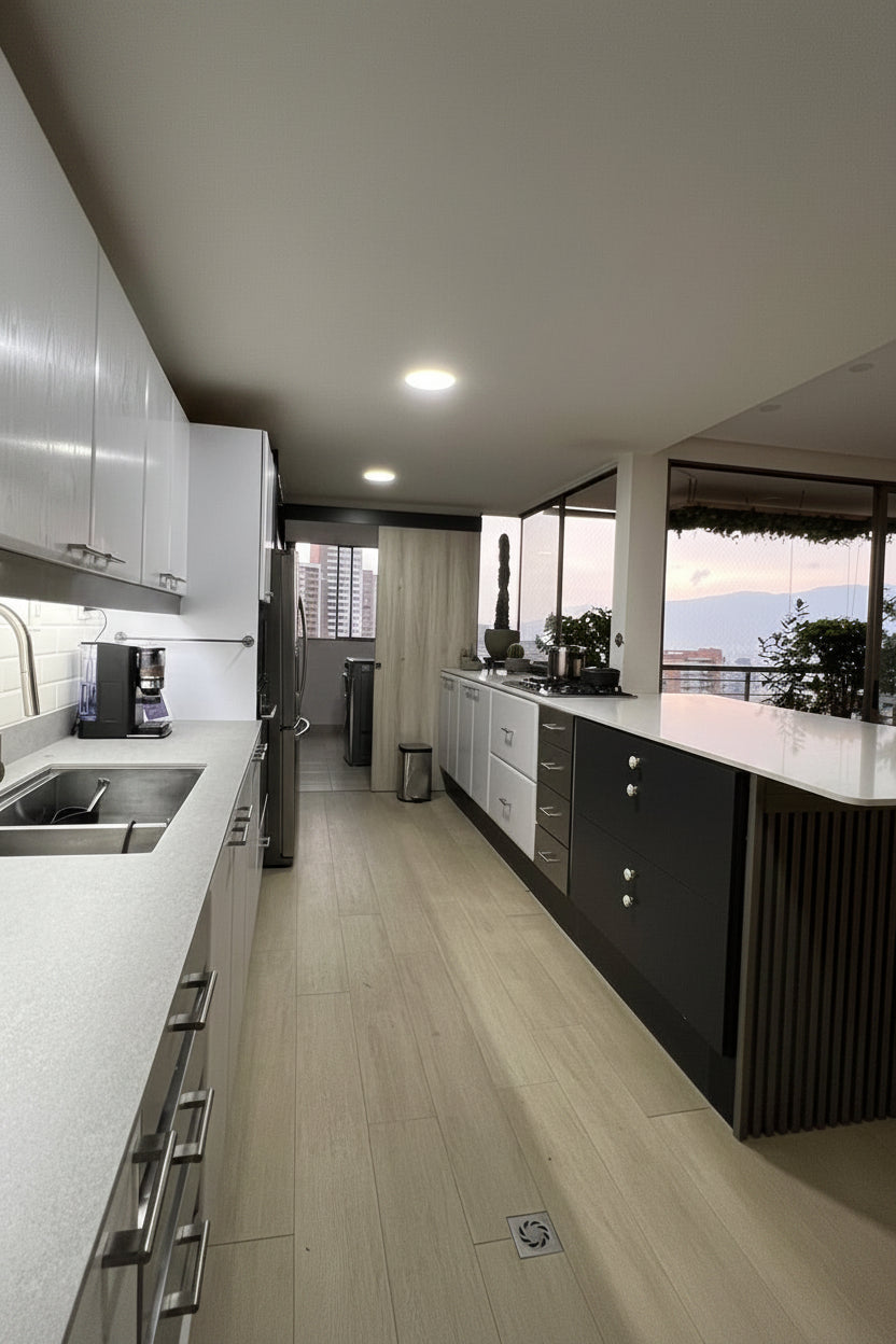 Amplio apartamento de 243 m² en piso alto con vista sector la Calera