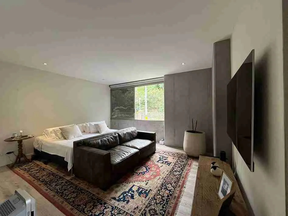 Apartamento moderno de 207 m² en El Poblado con sala y comedor integrados, espacios amplios y excelente iluminación.