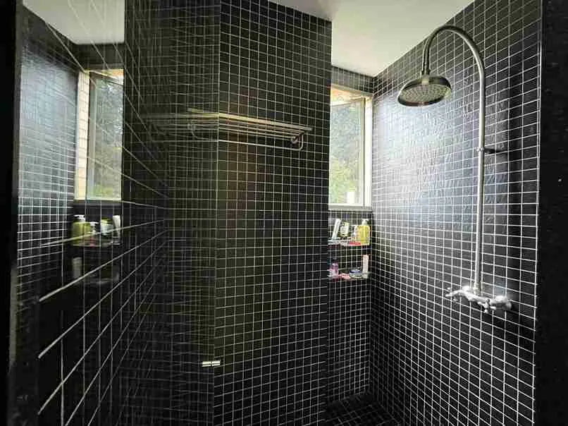 Apartamento moderno de 207 m² en El Poblado con sala y comedor integrados, espacios amplios y excelente iluminación.