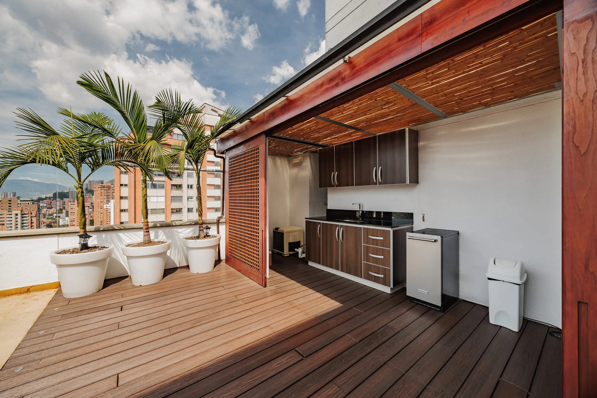 Jacuzzi privado al aire libre en amplia terraza con zona BBQ, parte del penthouse en venta en Milla de Oro, sector exclusivo de Medellín.