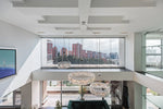 Moderna sala con ventanales de piso a techo y salida directa a una terraza con vista 360°, en apartamento de lujo en El Poblado Medellín.
