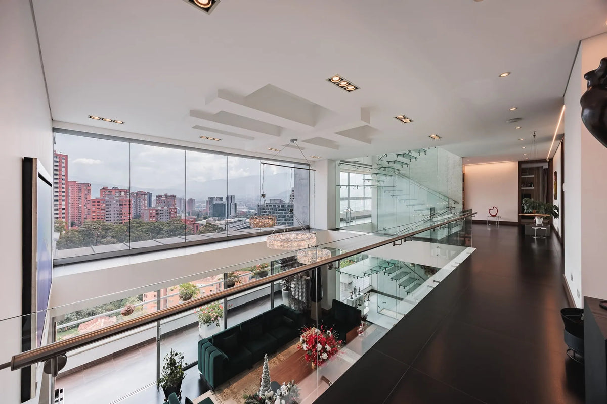 Family room con bar y salida a terraza, en penthouse en venta en Medellín, perfecto para recibir invitados en un ambiente sofisticado.
