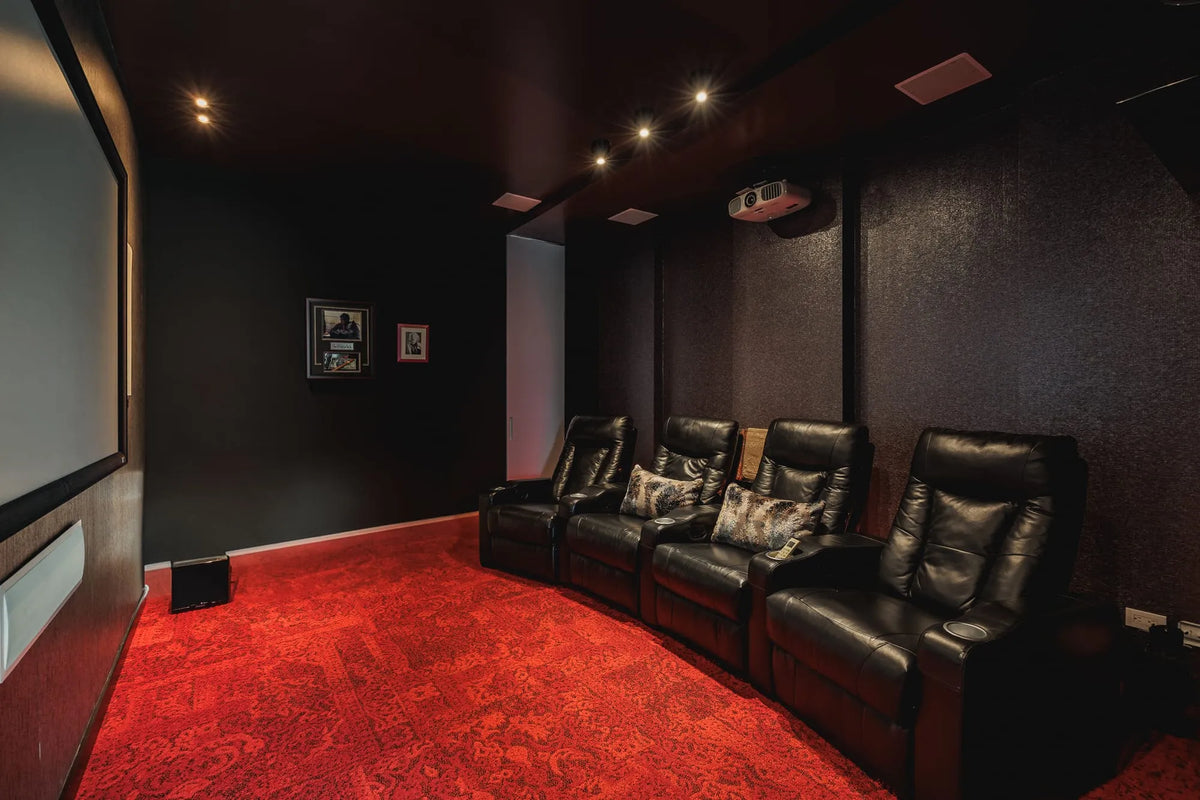 Cine privado dentro del penthouse tríplex en venta en Medellín, ideal para quienes buscan penthouses de lujo con amenidades.