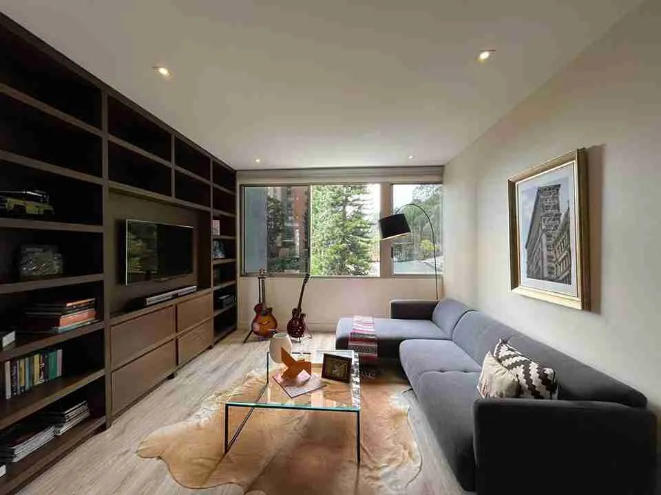 Apartamento moderno de 207 m² en El Poblado con sala y comedor integrados, espacios amplios y excelente iluminación.