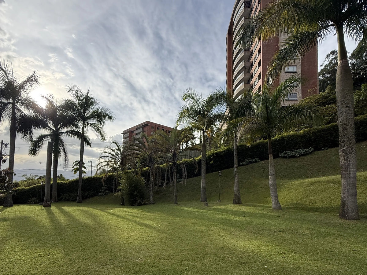 Jardín principal y zona verde de casa en El Poblado.