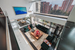 Moderna sala con ventanales de piso a techo y salida directa a una terraza con vista 360°, en apartamento de lujo en El Poblado Medellín.
