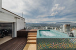 Jacuzzi privado al aire libre en amplia terraza con zona BBQ, parte del penthouse en venta en Milla de Oro, sector exclusivo de Medellín.