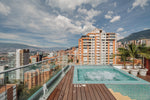 Jacuzzi privado al aire libre en amplia terraza con zona BBQ, parte del penthouse en venta en Milla de Oro, sector exclusivo de Medellín.