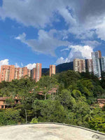 Penthouse boutique de lujo en Loma del Tesoro, Medellín, con vista panorámica a la ciudad y la montaña desde la terraza privada.