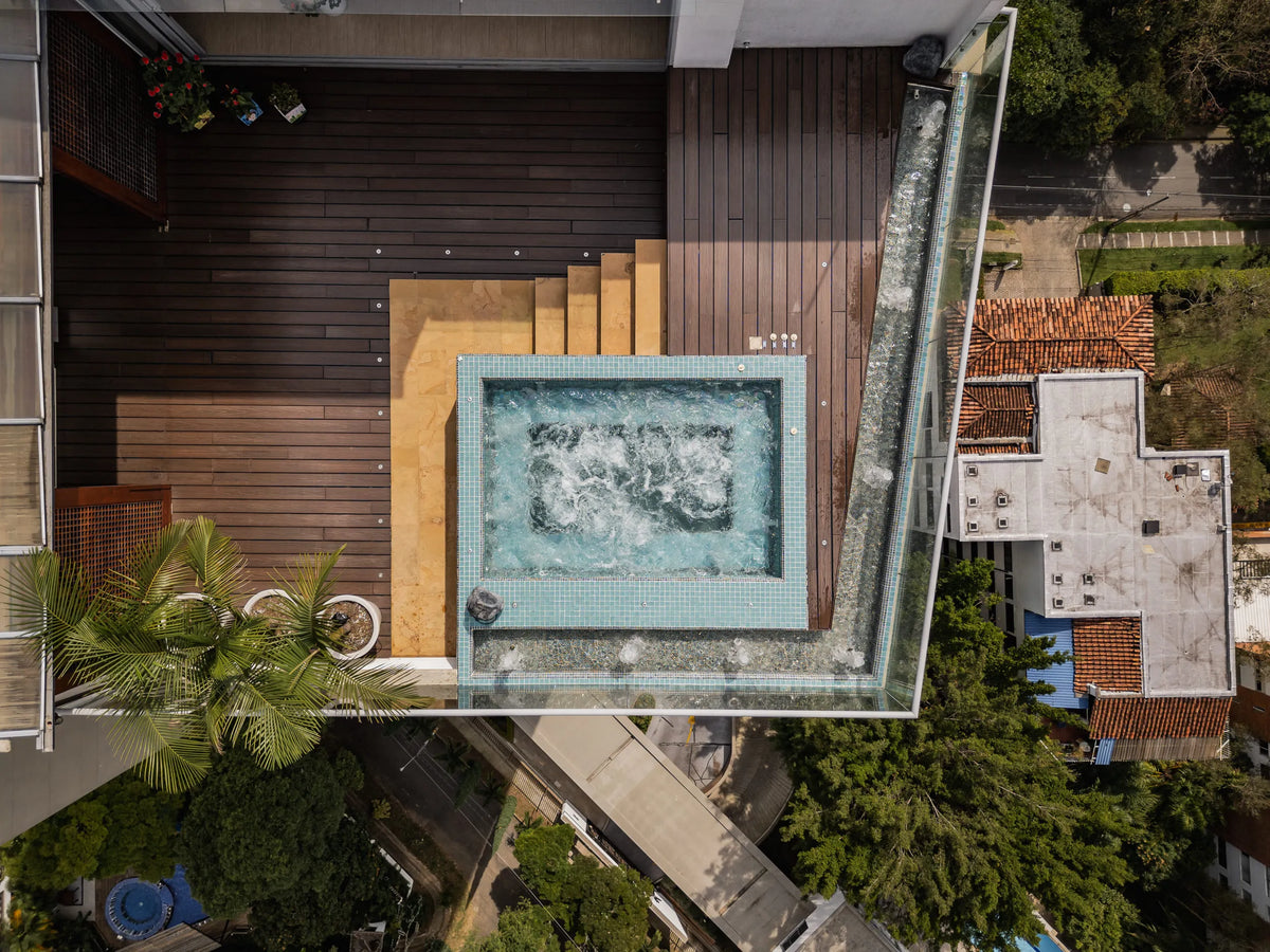 Vista aérea del penthouse tríplex con terraza en la Milla de Oro de Medellín, con jacuzzi y BBQ, ideal para quienes buscan apartamentos en venta en El Poblado con vista panorámica.