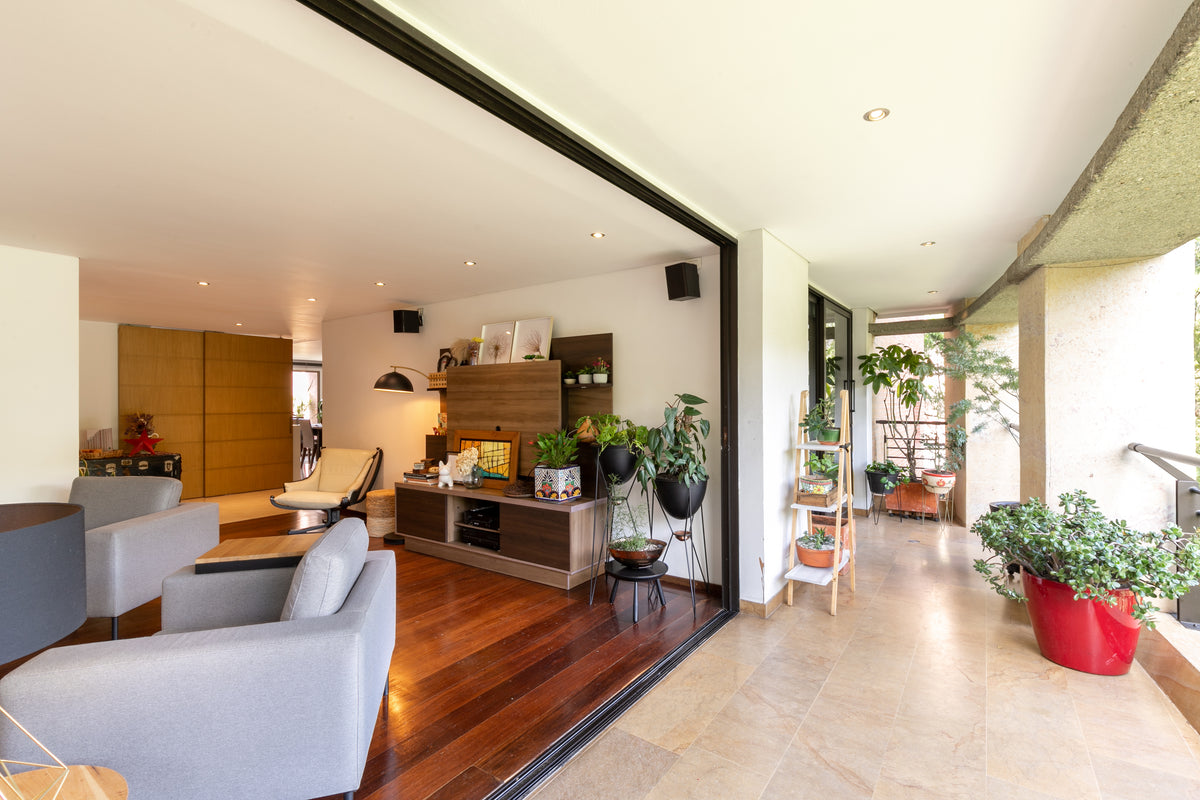 Apartamento remodelado de 226 m² con 2 balcones en Las Lomas, El Poblado