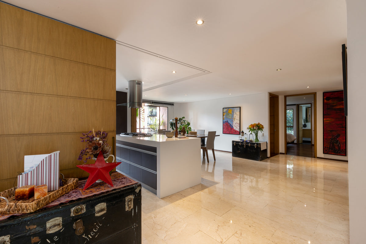 Apartamento remodelado de 226 m² con 2 balcones en Las Lomas, El Poblado