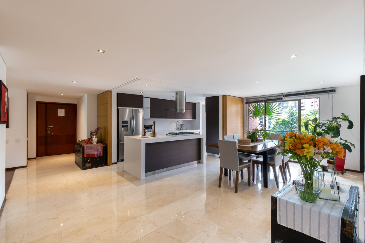 Apartamento remodelado de 226 m² con 2 balcones en Las Lomas, El Poblado