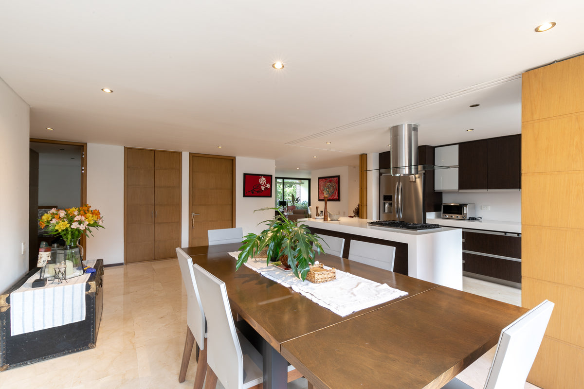 Apartamento remodelado de 226 m² con 2 balcones en Las Lomas, El Poblado