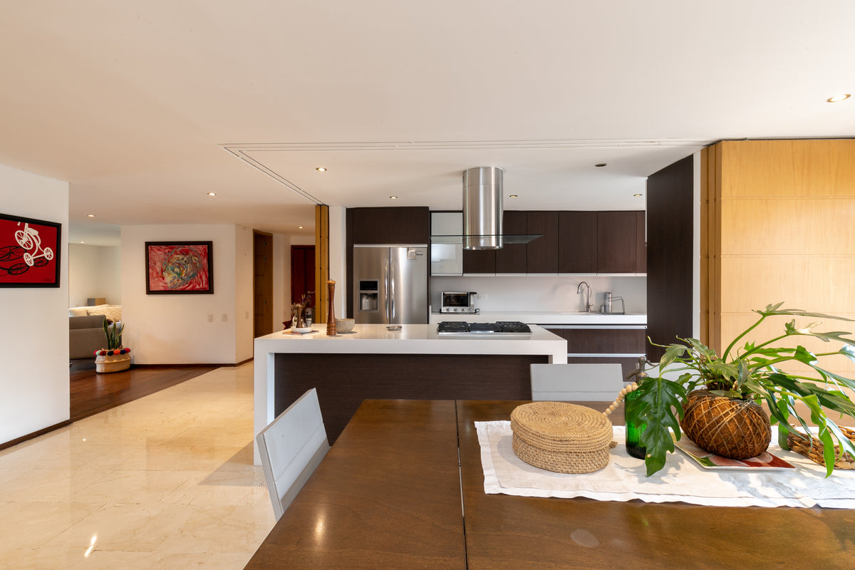 Apartamento remodelado de 226 m² con 2 balcones en Las Lomas, El Poblado