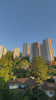 Penthouse boutique de lujo en Loma del Tesoro, Medellín, con vista panorámica a la ciudad y la montaña desde la terraza privada.