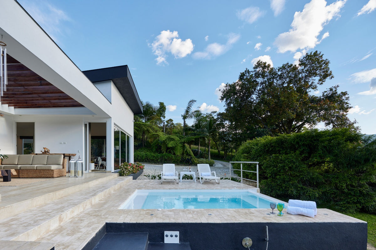 Country house in Alto del Escobero sector, 3 BR with Jacuzzi