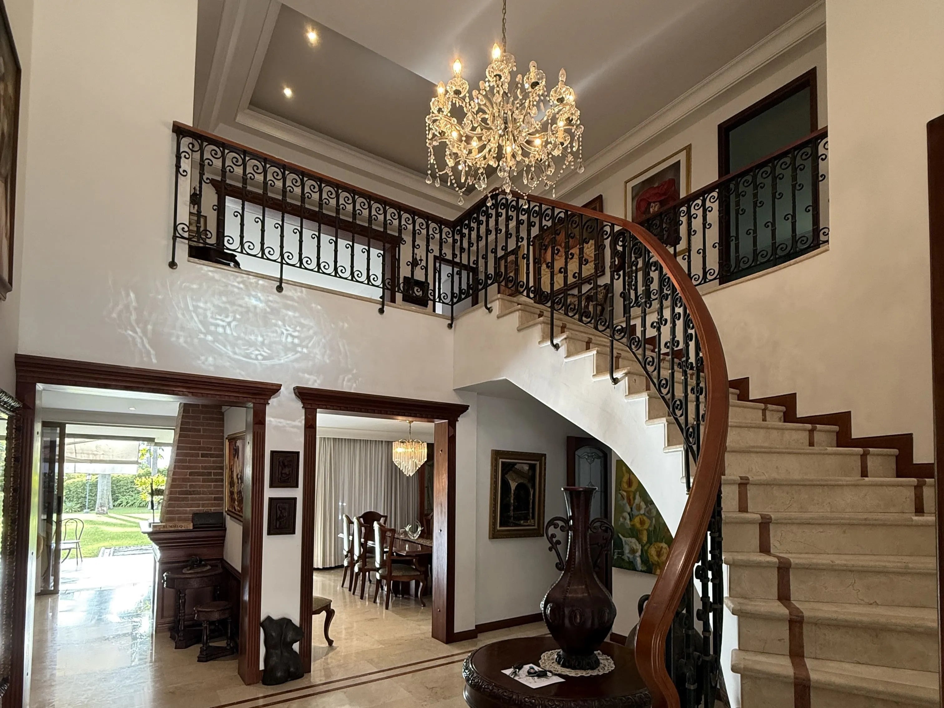 Casa en Envigado con lote de 995 m² y balcón en todas las habitaciones